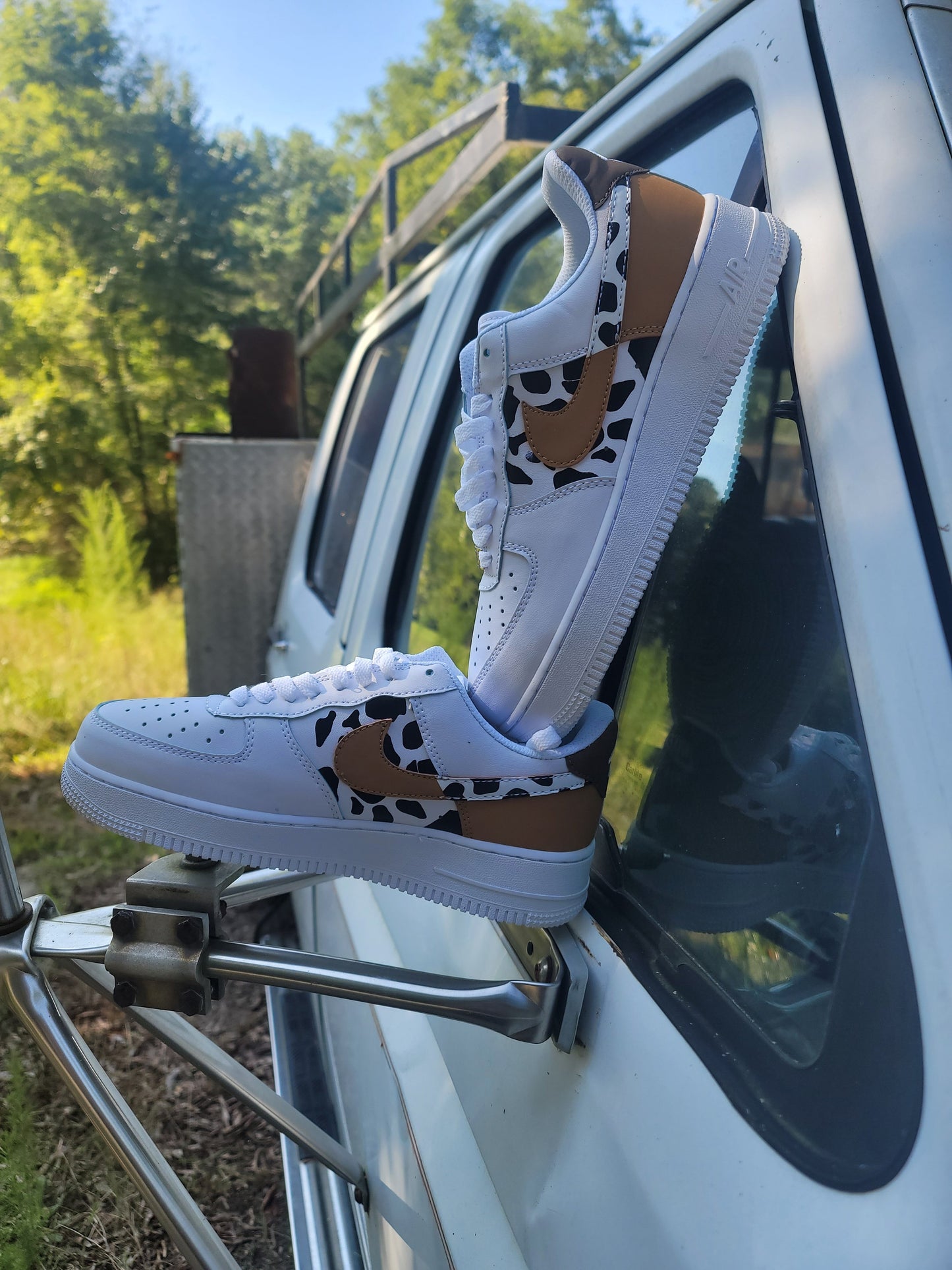 Tennisschuhe mit Kuhfellmuster, braun (VORBESTELLUNG)