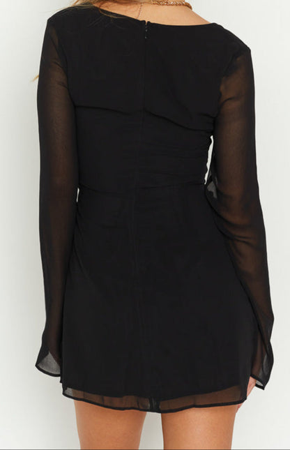 Dakota | Modernes, tailliertes Mini-Kleid für Damen mit langen Ärmeln
